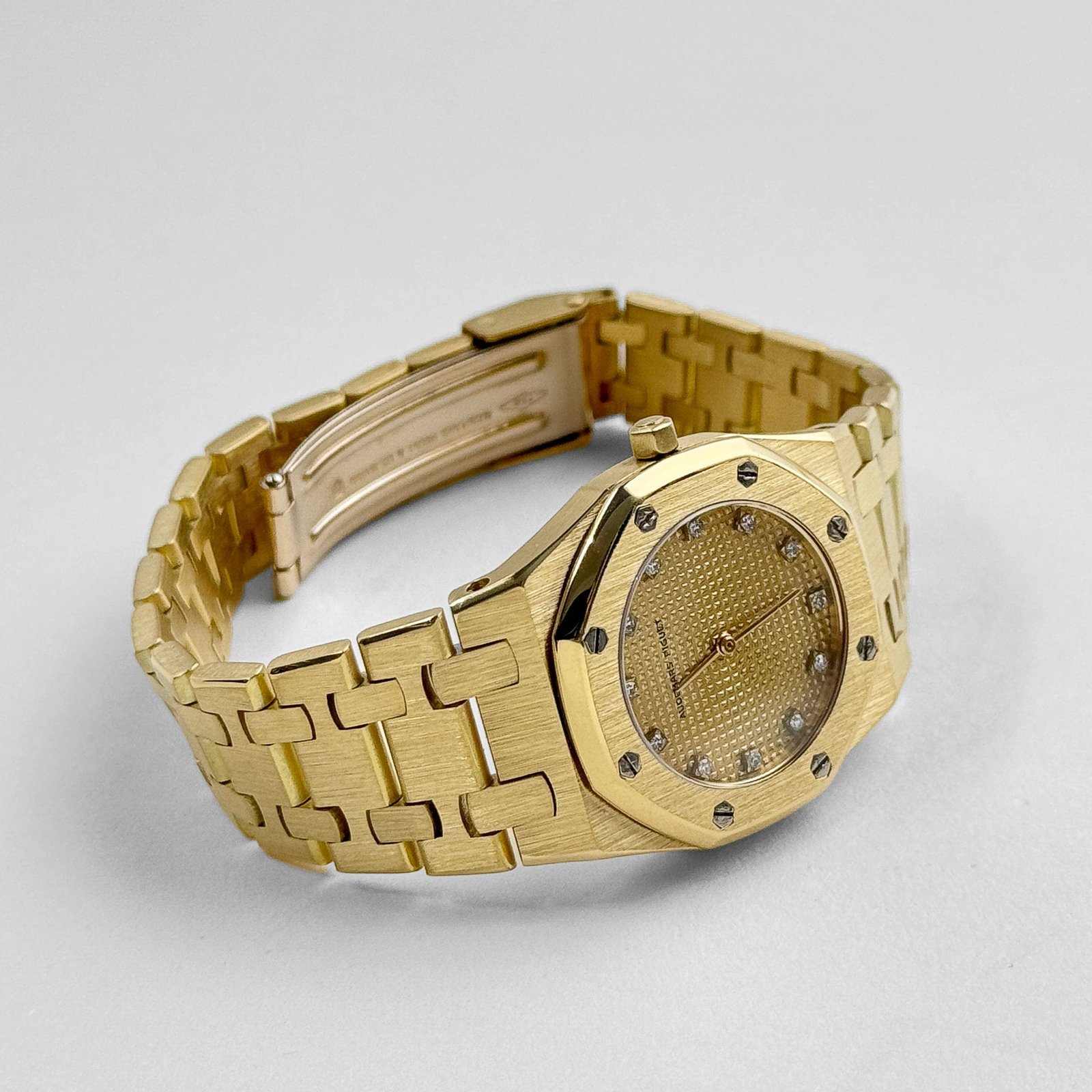 Audemars P1g*et Royal Oak Vintage ‘Ladies’ Yellow Gold Champagne D1am0nd Dial Quartz 26mm