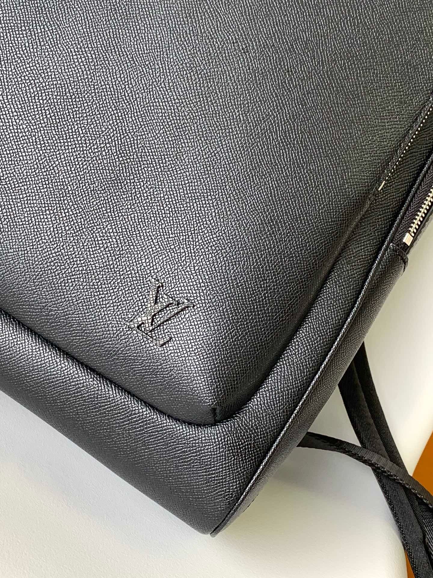 L0vis Vvtt0n M30977 AVENUE Backpack