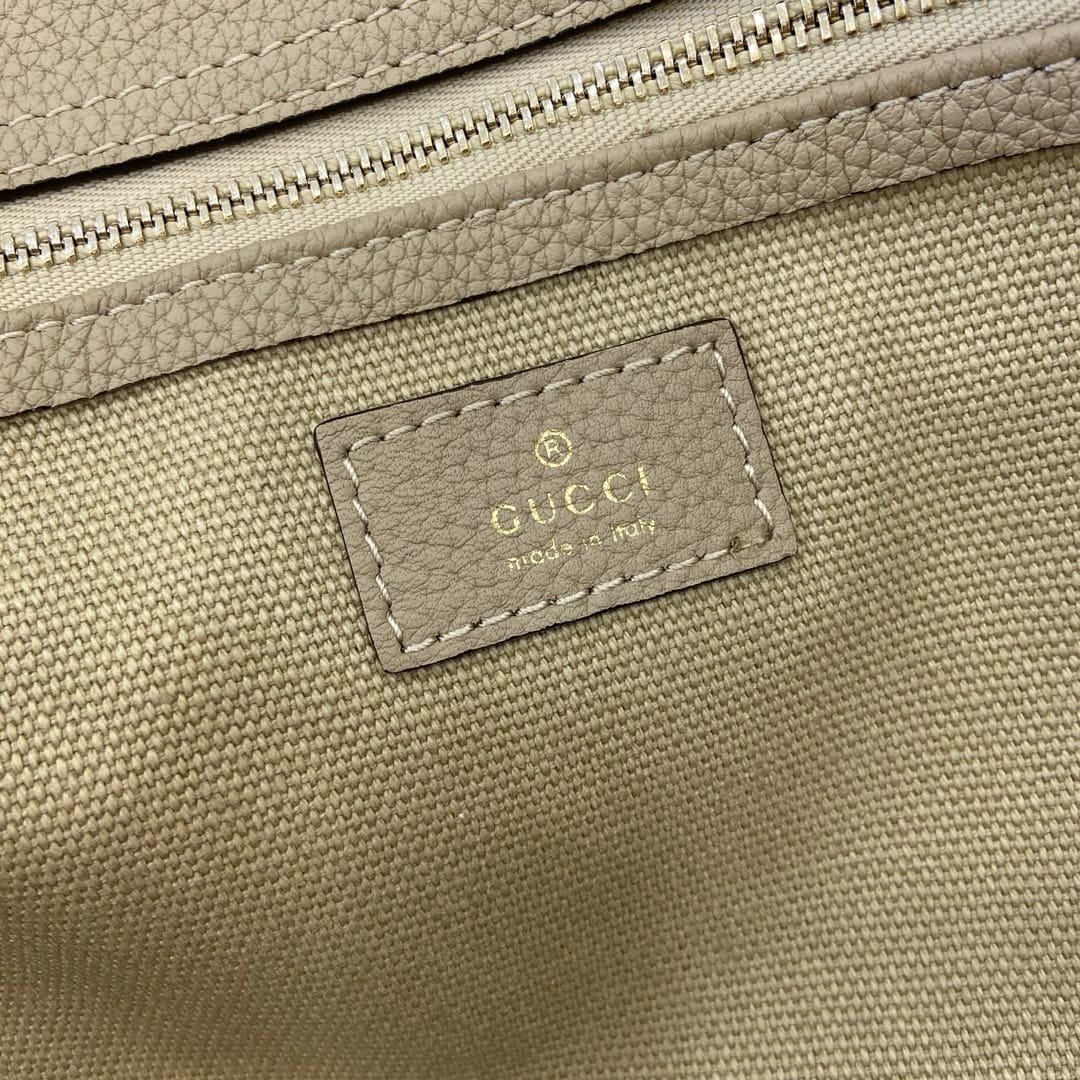 Gvc*1 Medium tote bag with hook closure
