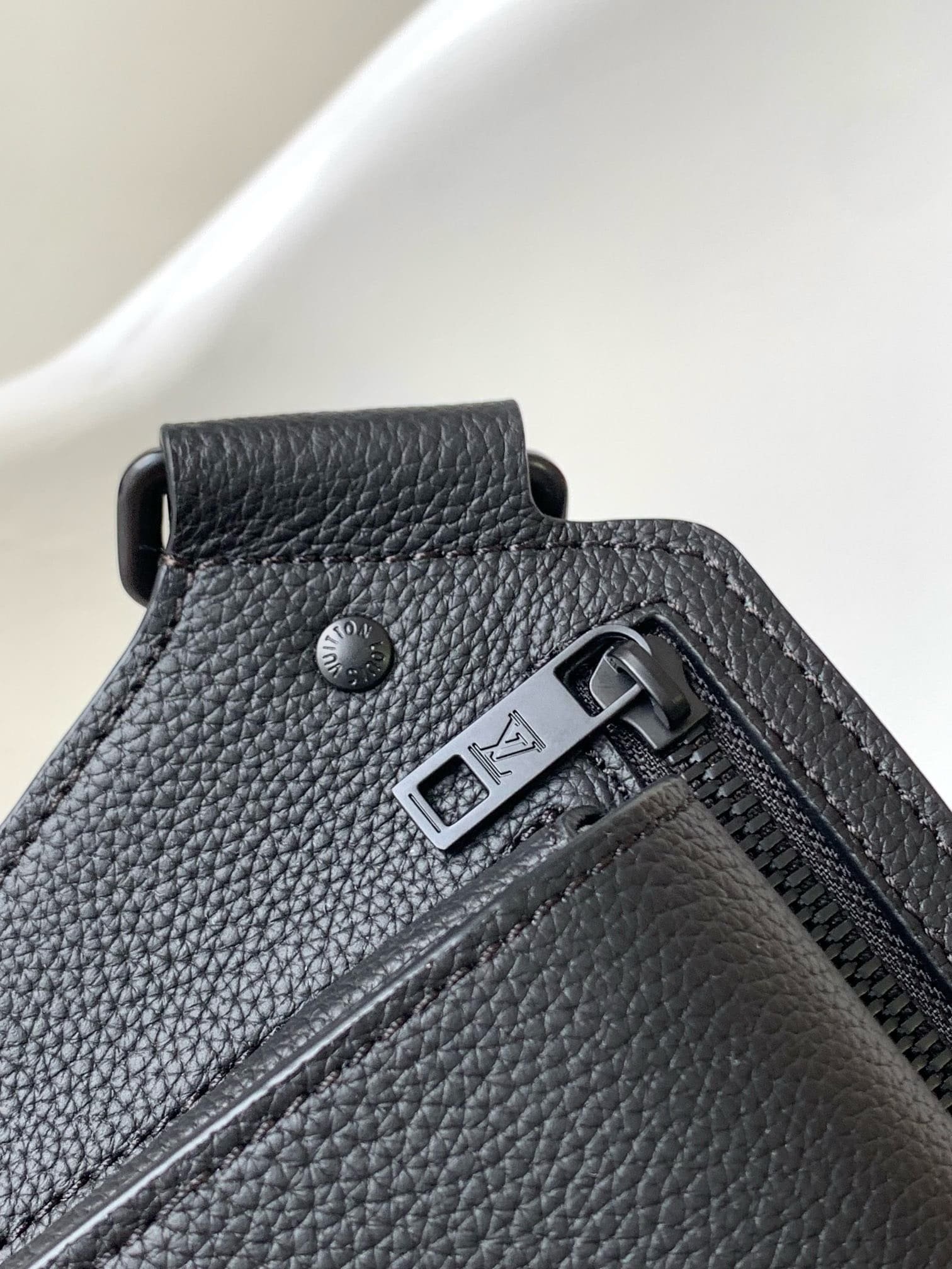 L0vis Vvtt0n M57081 TAKEOFF Shoulder Bag