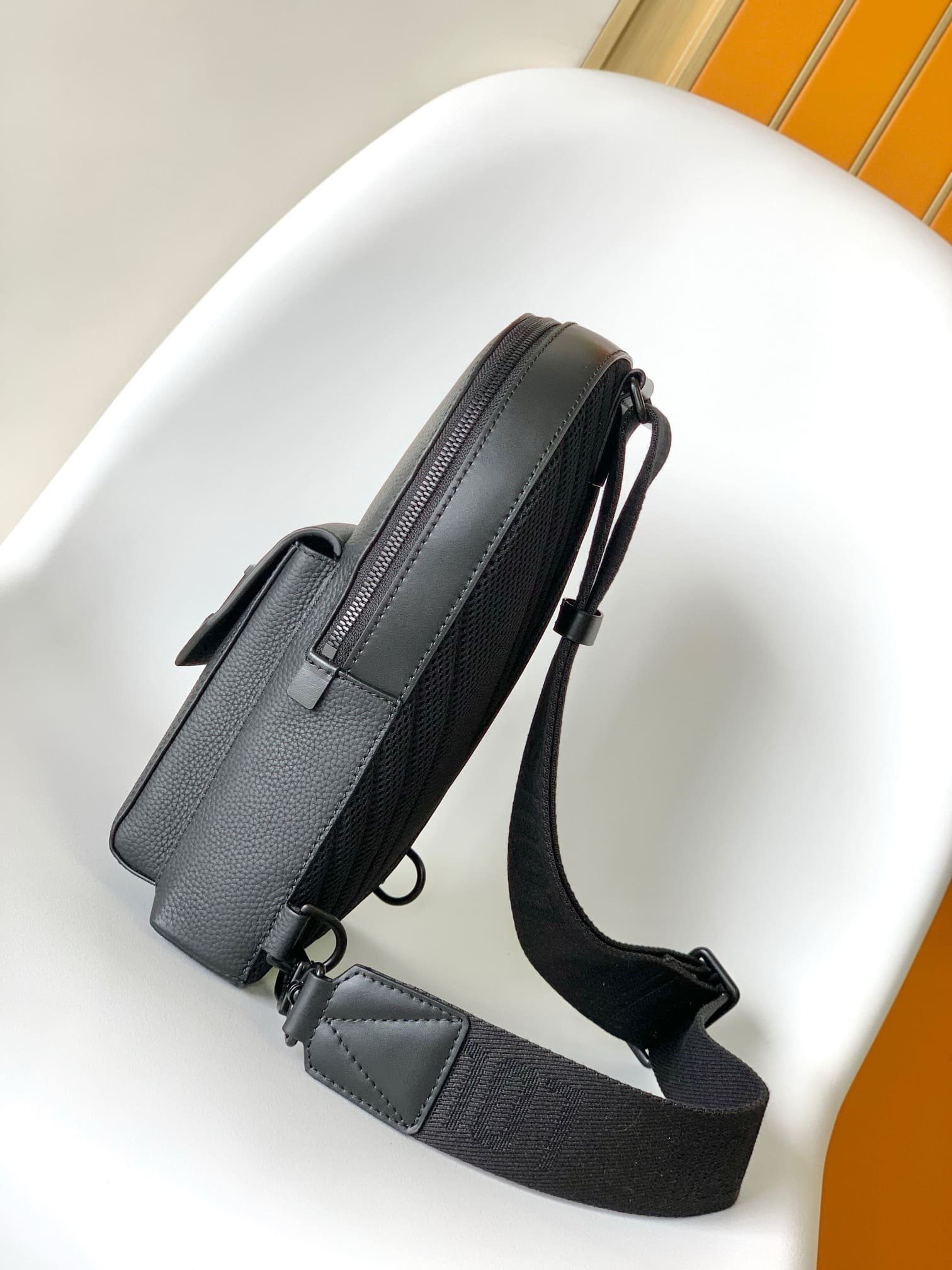 L0vis Vvtt0n M23736 Pilot Slingbag