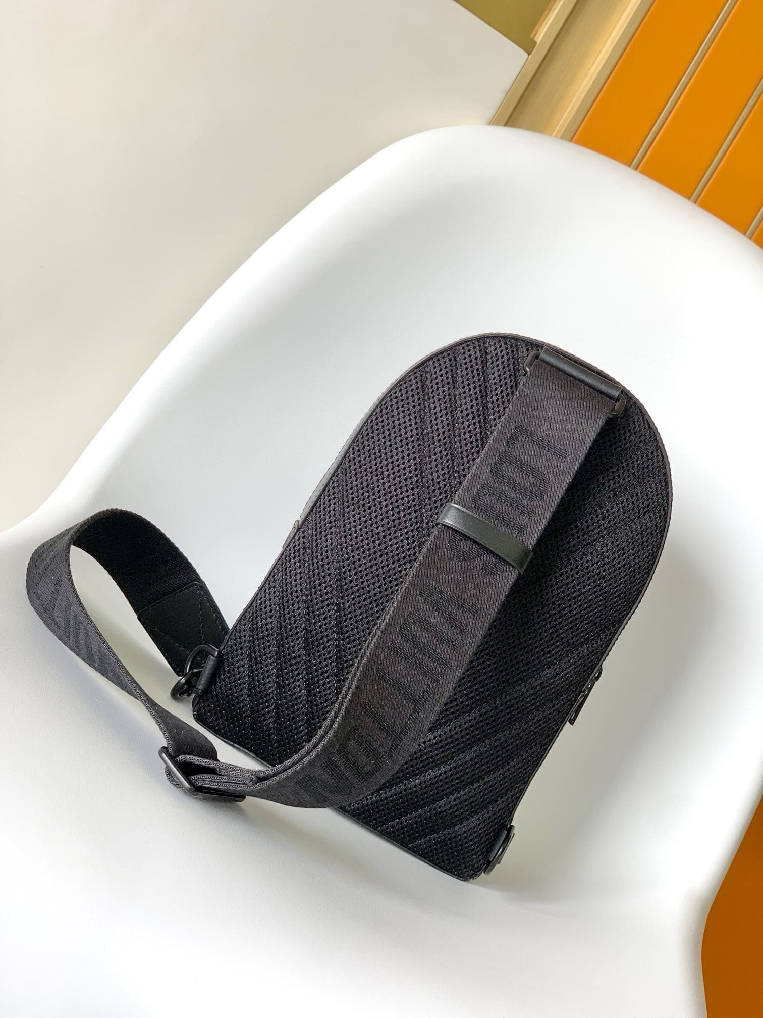 L0vis Vvtt0n M23736 Pilot Slingbag