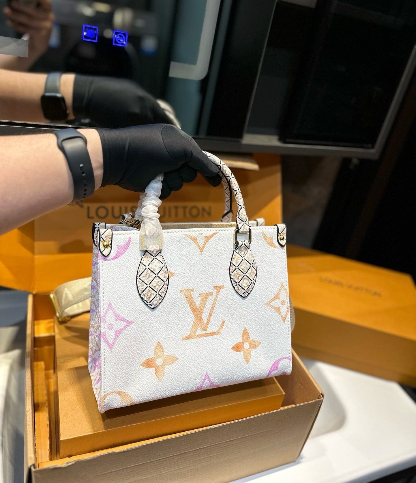 L0vis Vvtt0n onthego Pm small cross-body