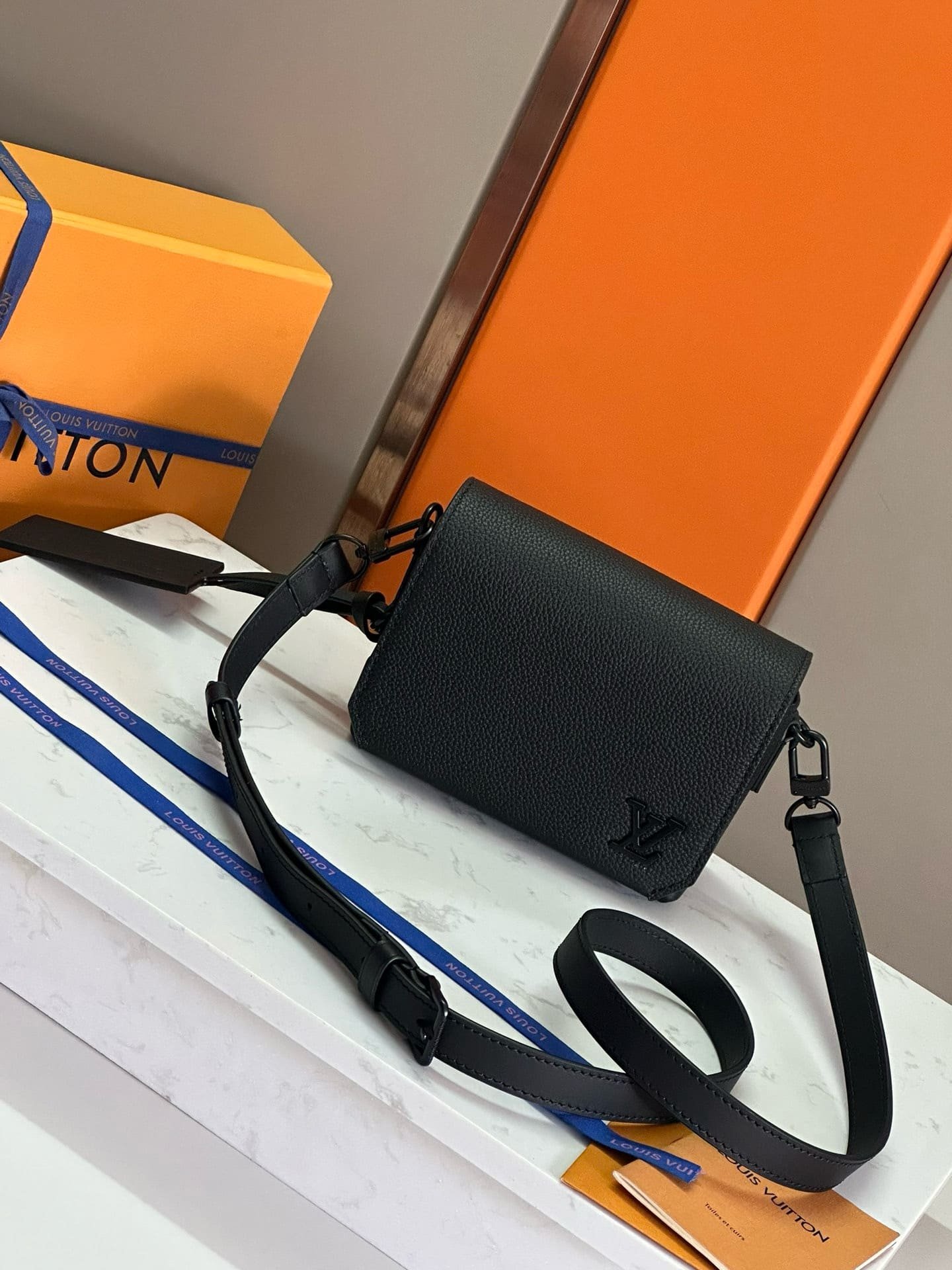 L0vis Vvtt0n M82085 Fastline Wearable Wallet