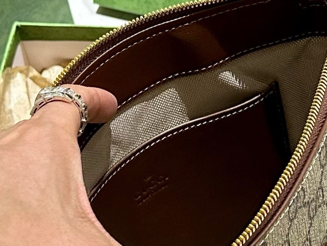 Gvc*1 Svp*me MESSENGER BAG