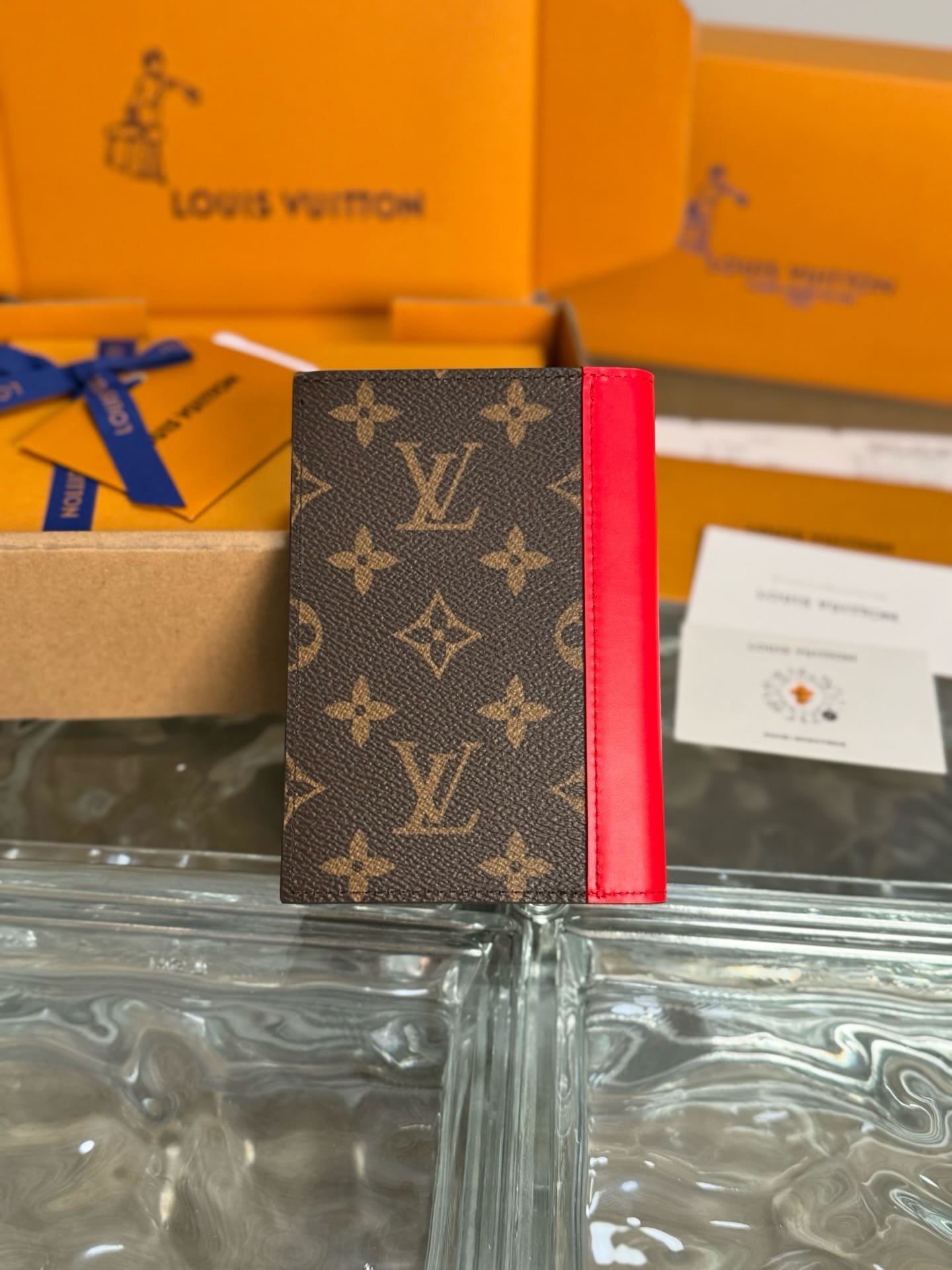 L0vis Vvtt0n M12824 Passport Cover