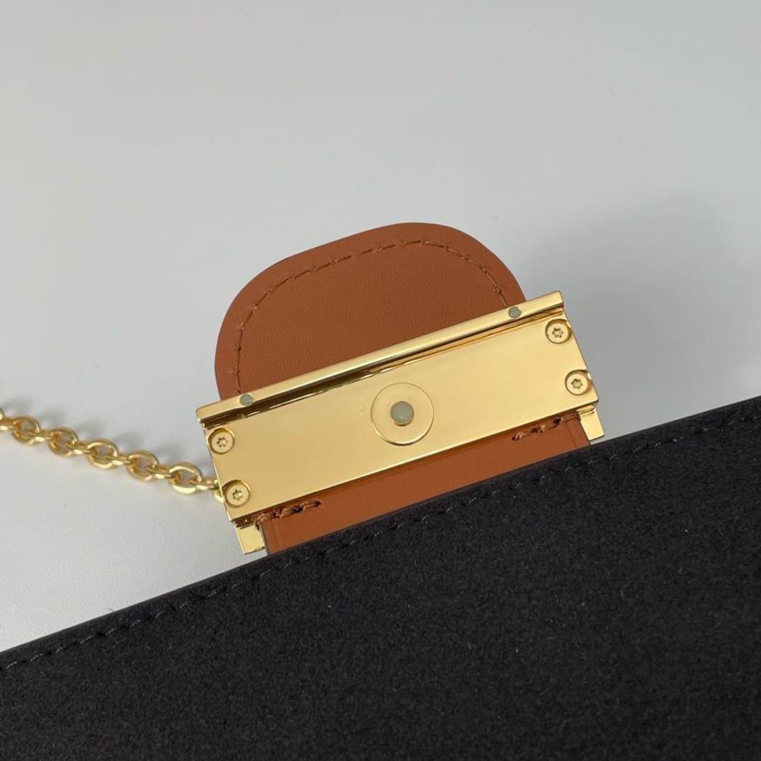 L0vis Vvtt0n Dauphine Chain Wallet M68746