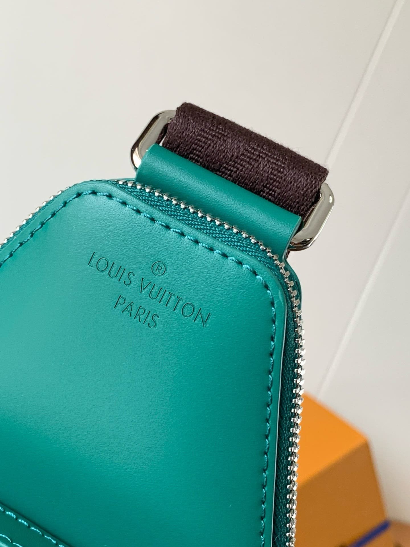 L0vis Vvtt0n M12734 Avenue Slingbag
