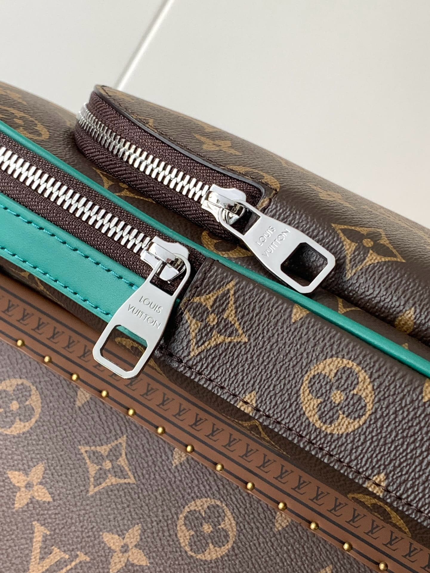L0vis Vvtt0n M12734 Avenue Slingbag