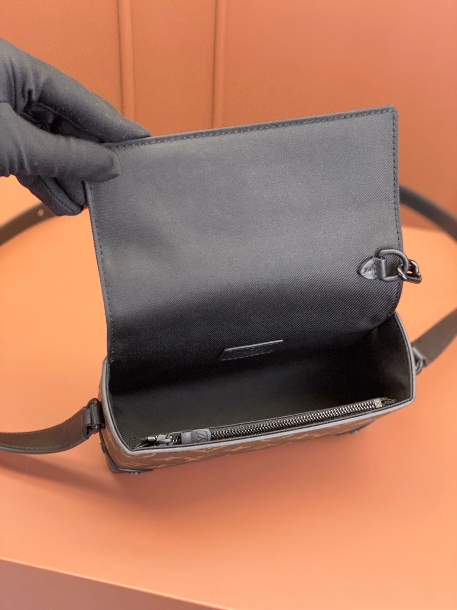 L0vis Vvtt0n M83613 Steamer Wearable Wallet