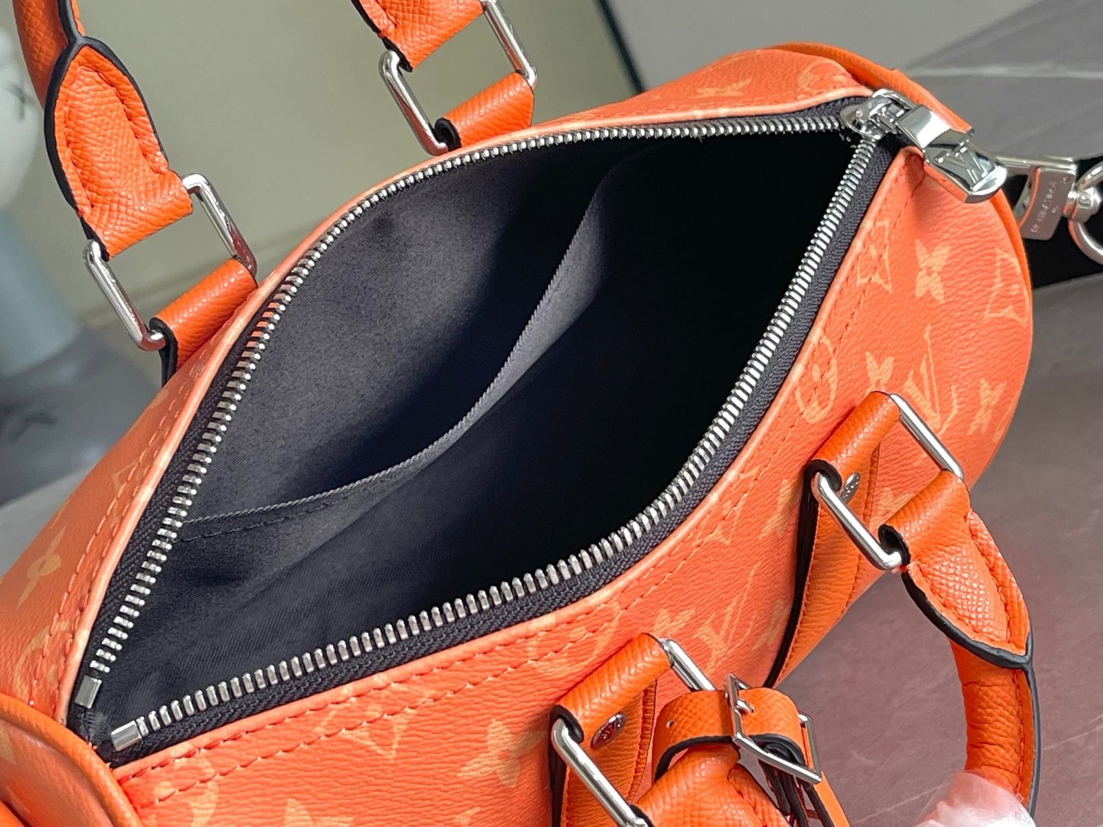 L0vis Vvtt0n M31044 KEEPALL BANDOULIÈRE 25 travel bag