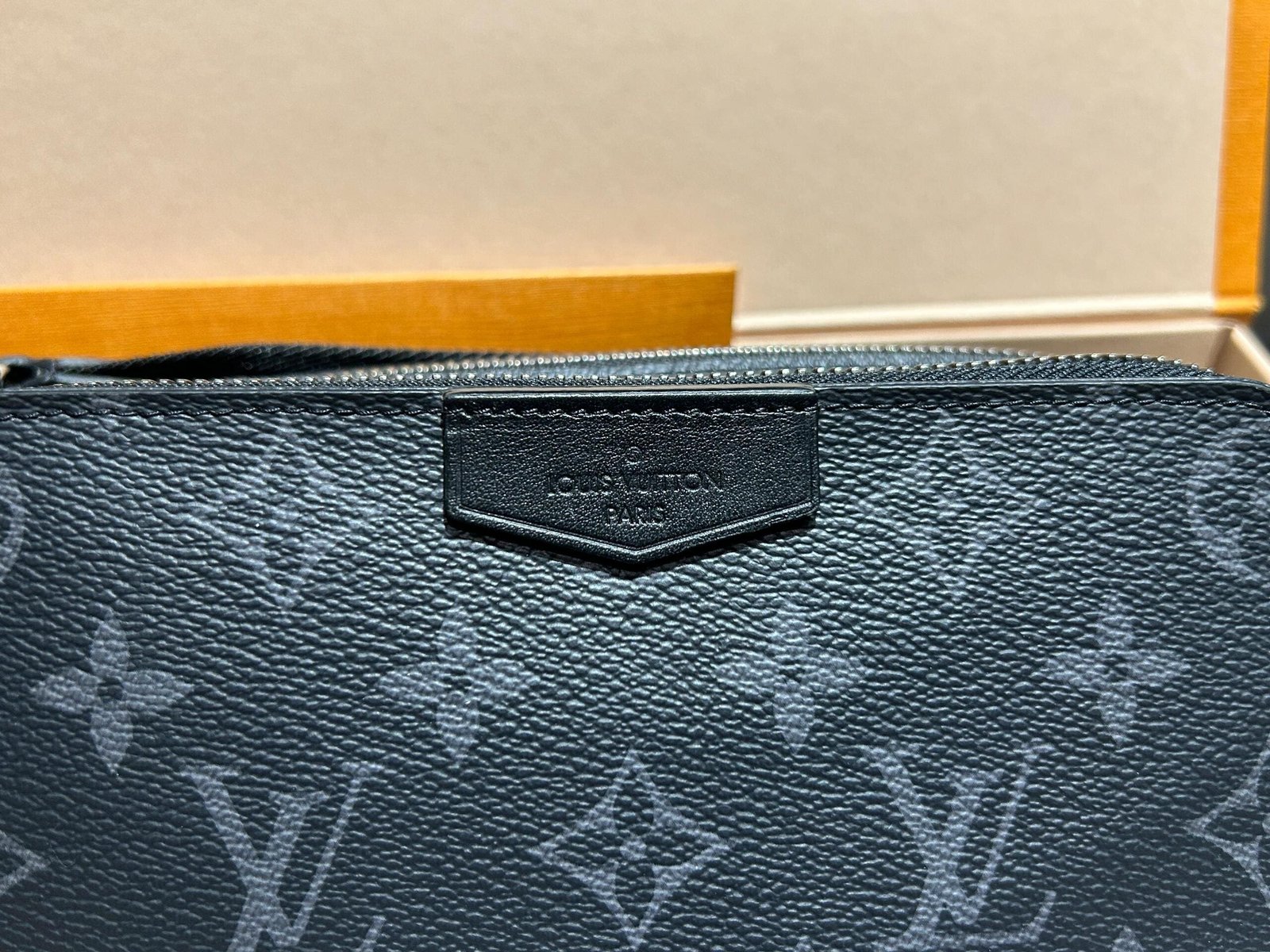 L0vis Vvtt0n M80741 Alpha Wearable Wallet