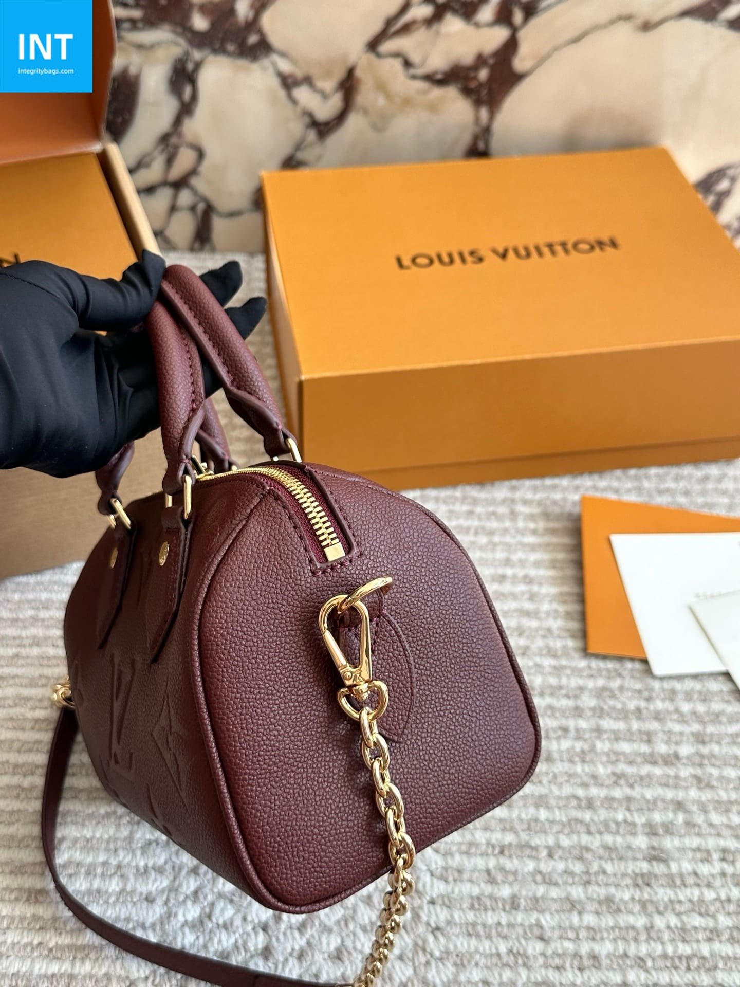 L0vis Vvtt0n M25929 Speedy 20 with shoulder strap