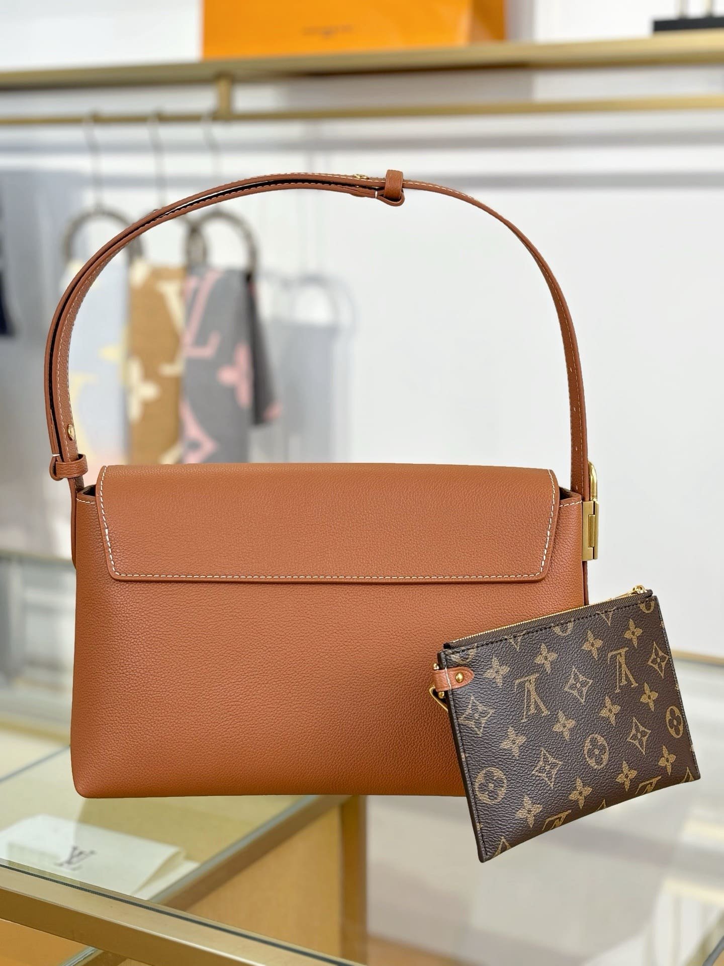 L0vis Vvtt0n M13151 Low Key Messenger Bag