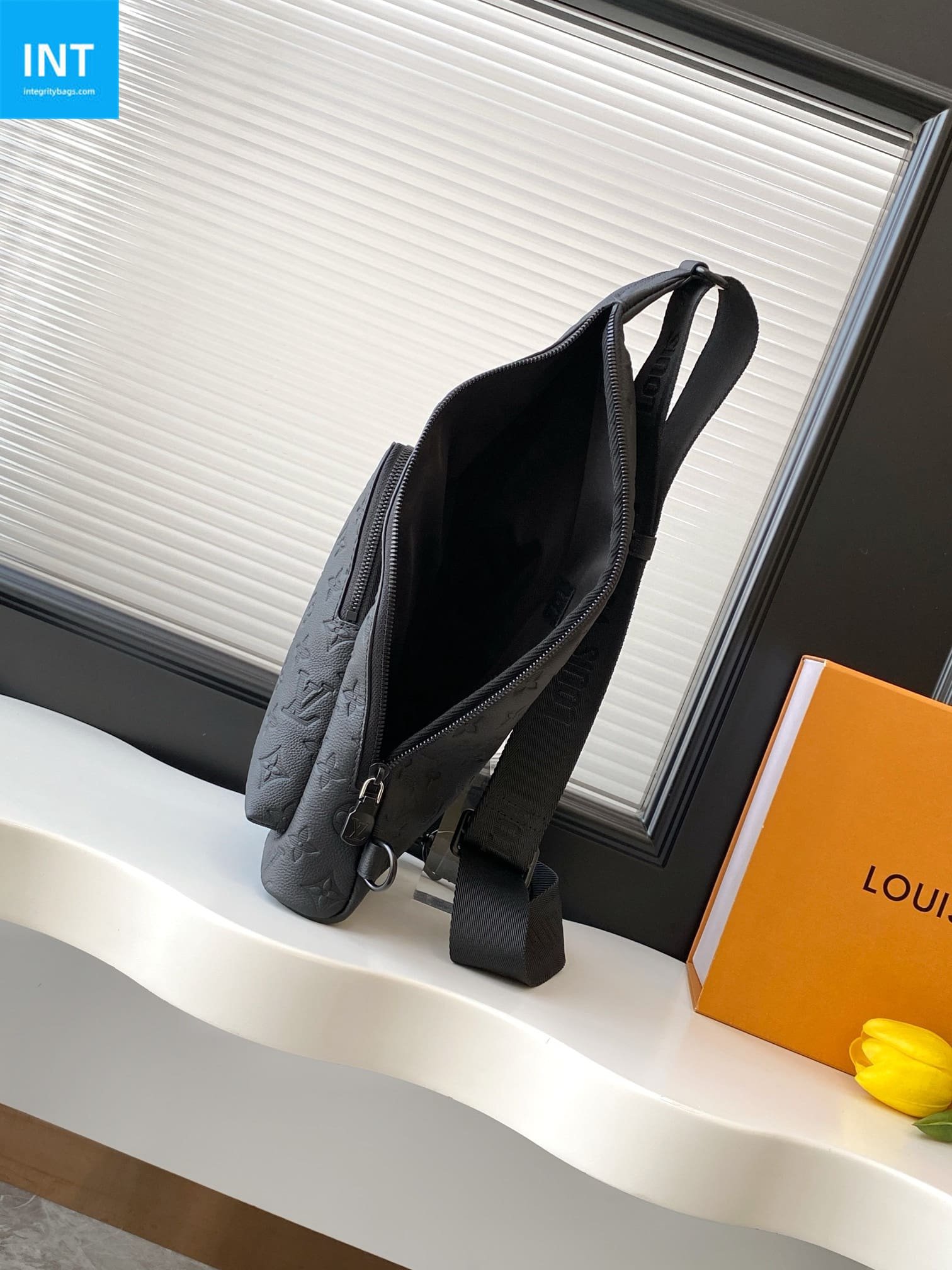 L0vis Vvtt0n M26730 Duo Slingbag