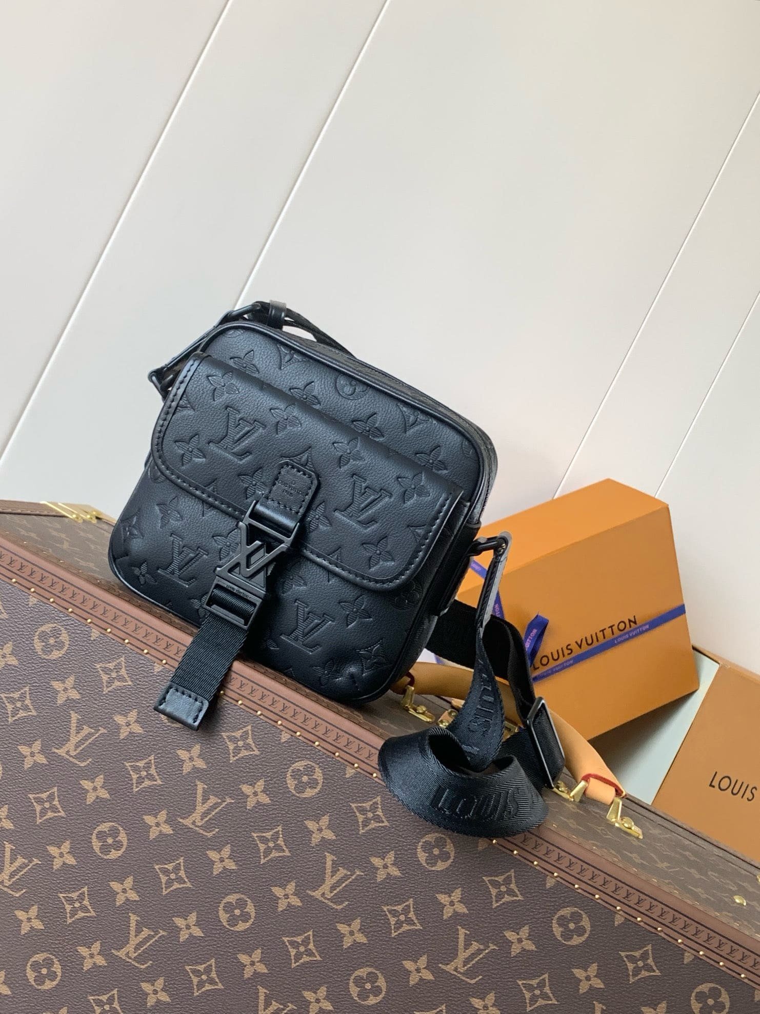 L0vis Vvtt0n M12516 Getaway Messenger