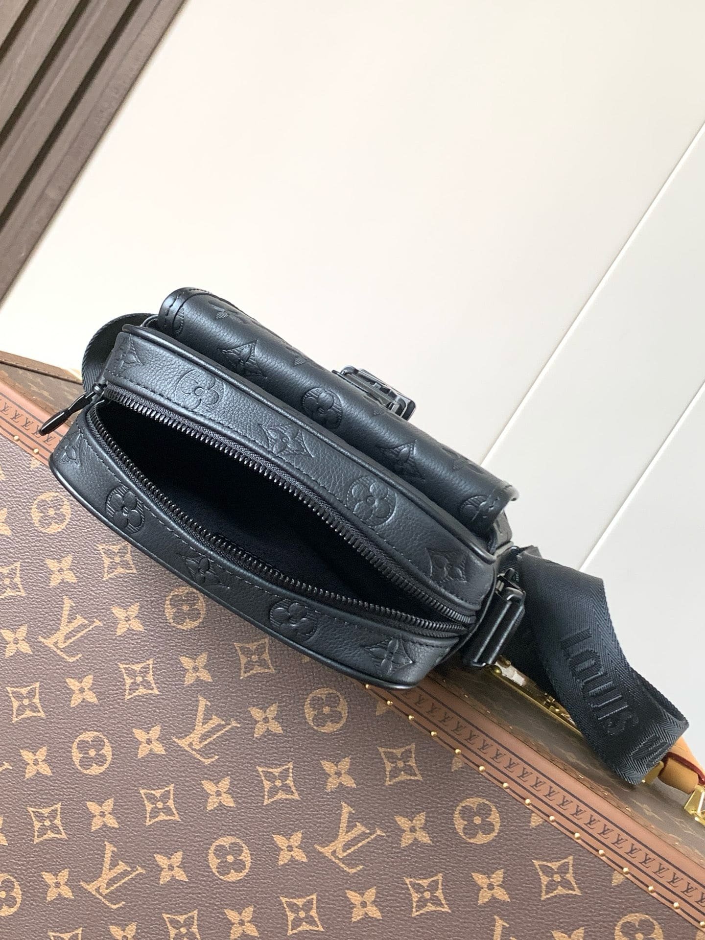 L0vis Vvtt0n M12516 Getaway Messenger