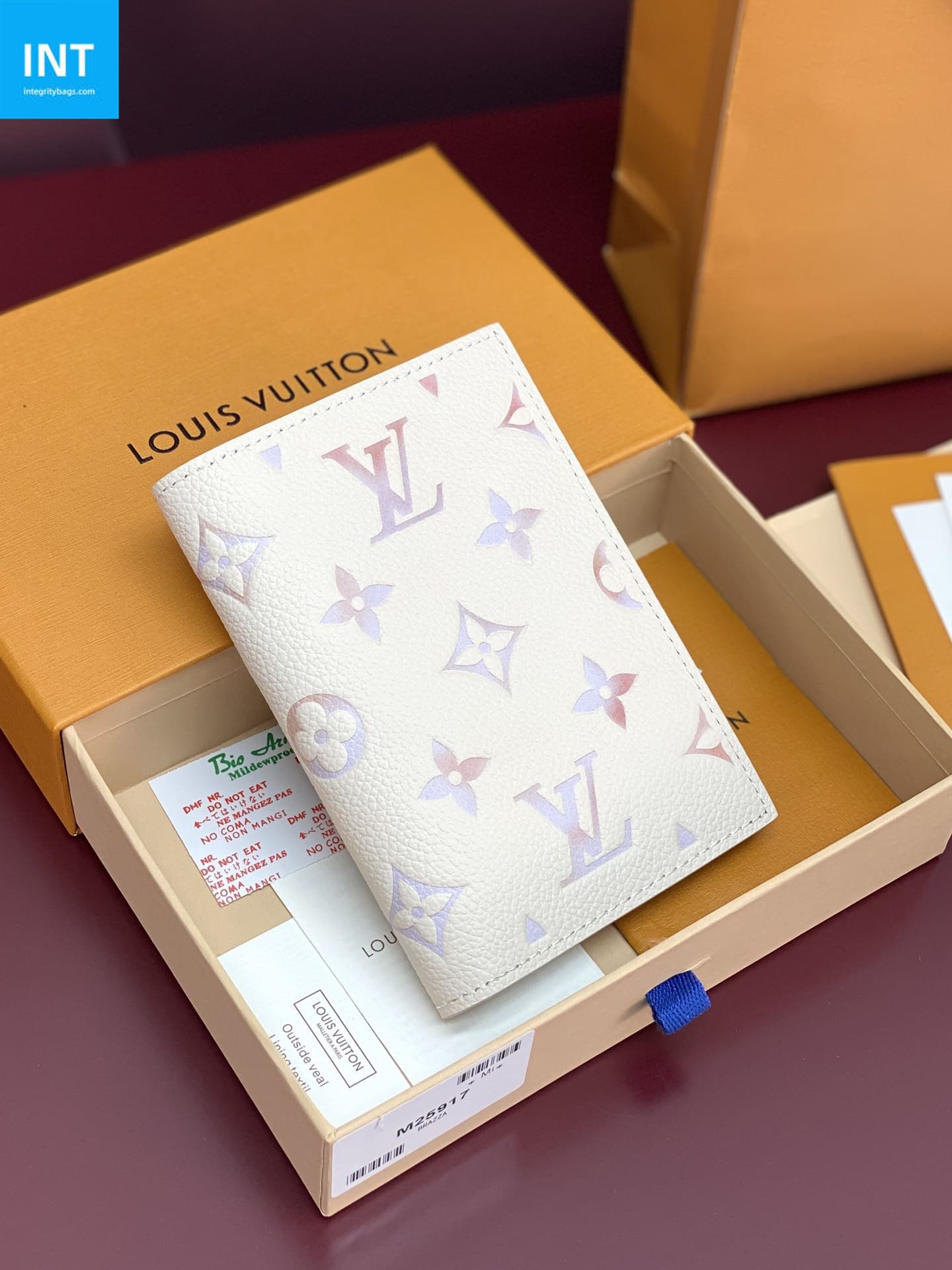 L0vis Vvtt0n M25917 Passport Cover