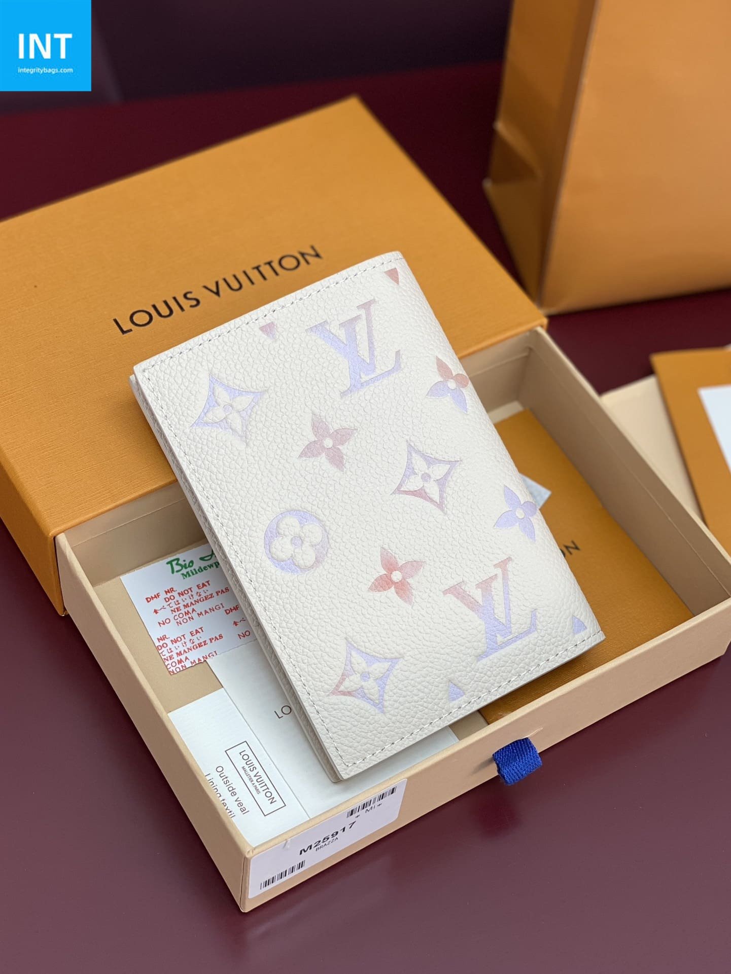 L0vis Vvtt0n M25917 Passport Cover