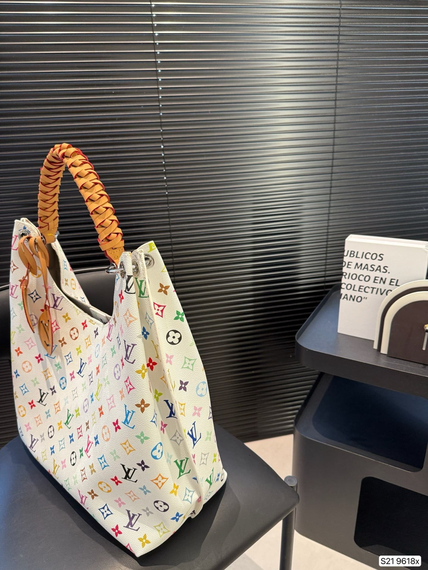 L0vis Vvtt0n tote bag