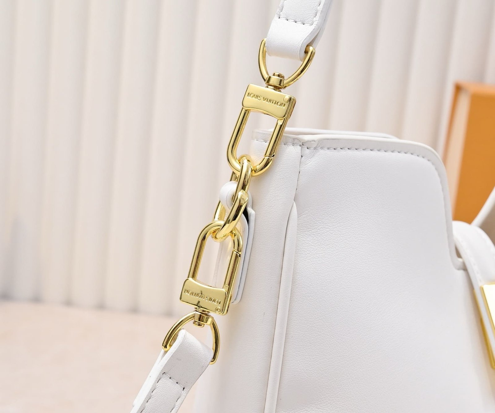 L0vis Vvtt0n’s new hobo bag