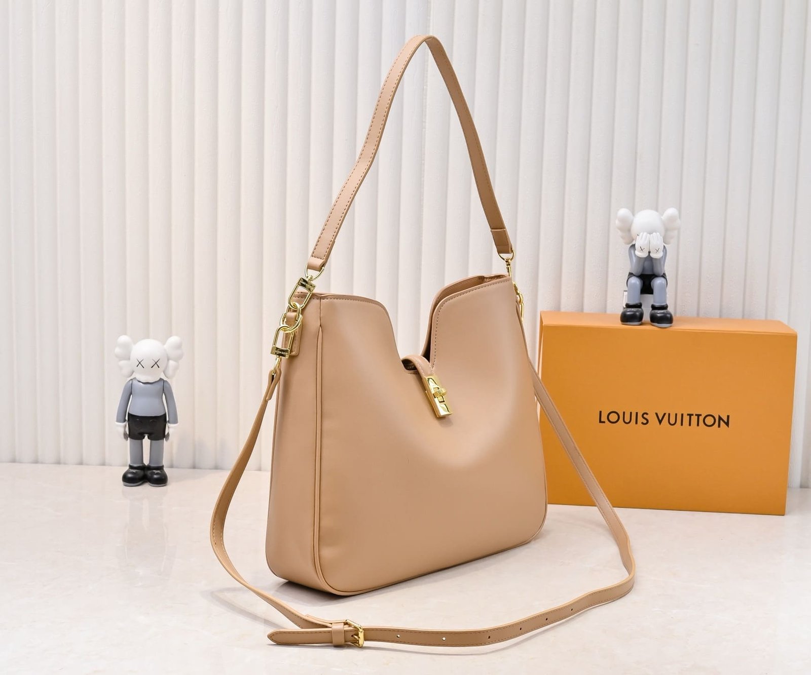 L0vis Vvtt0n’s new hobo bag