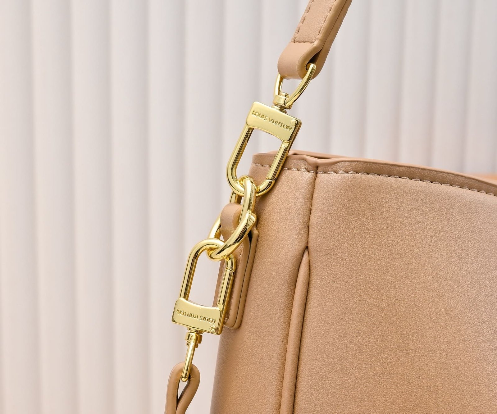 L0vis Vvtt0n’s new hobo bag
