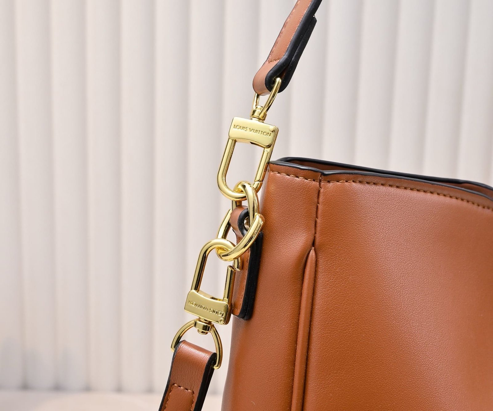 L0vis Vvtt0n’s new hobo bag
