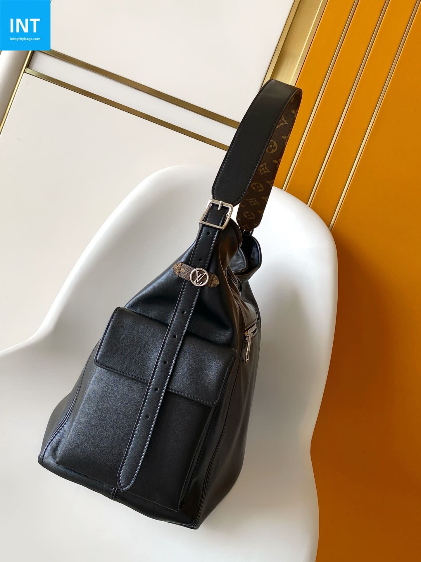 L0vis Vvtt0n M15175 CarryAll Travel Bag