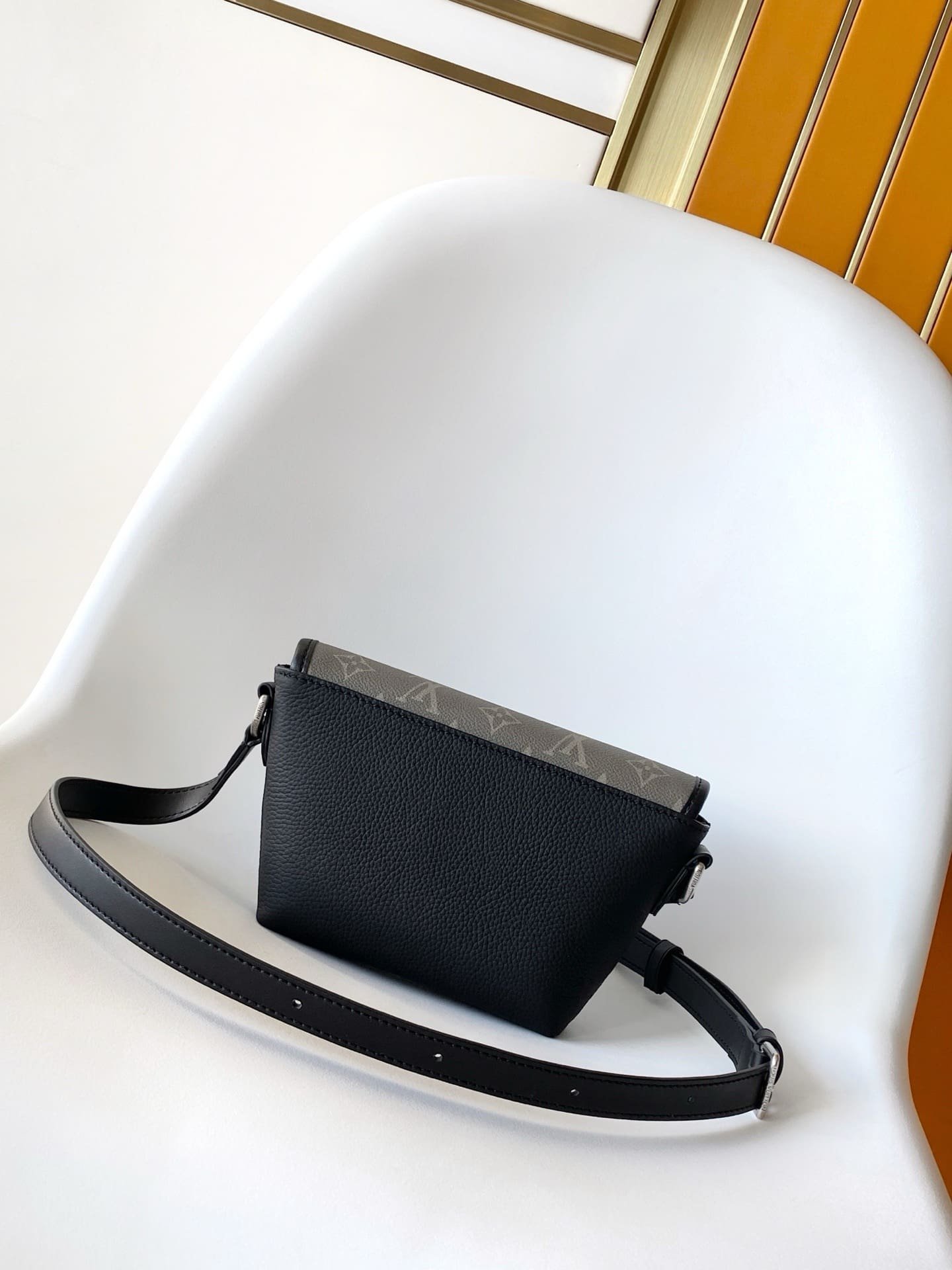 L0vis Vvtt0n M12618 Pulse Wearable Wallet