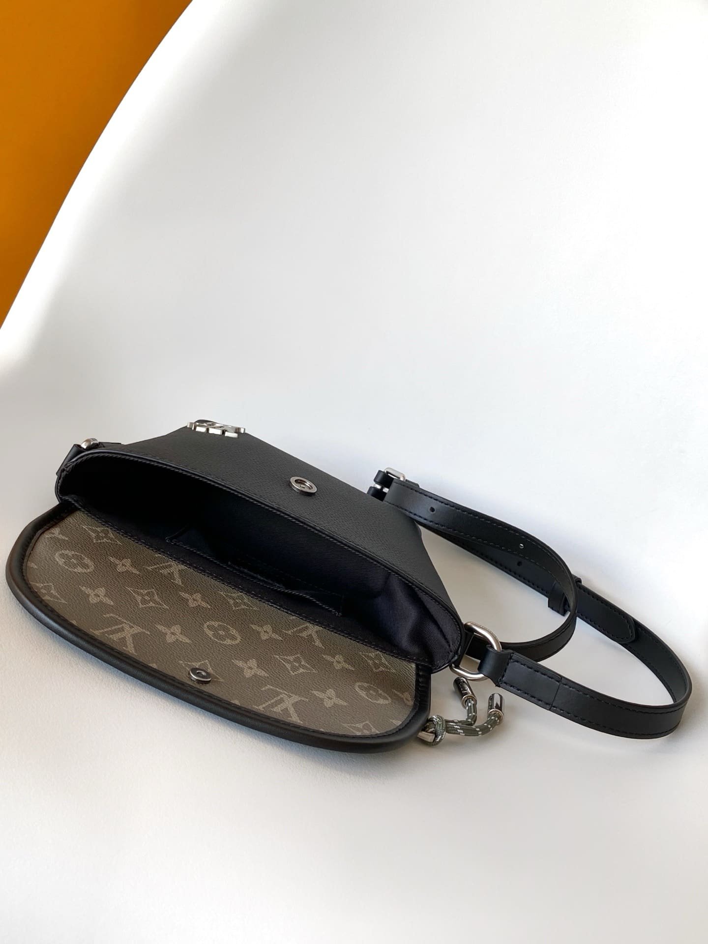 L0vis Vvtt0n M12618 Pulse Wearable Wallet