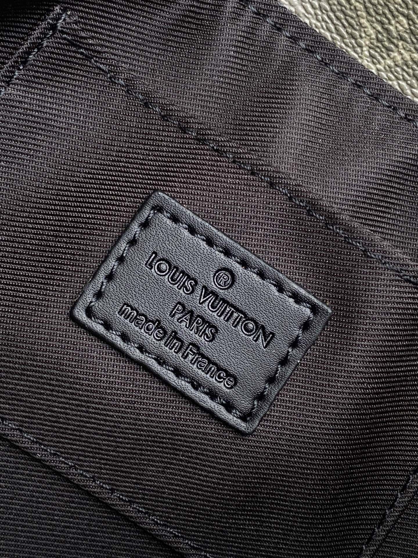 L0vis Vvtt0n M12618 Pulse Wearable Wallet