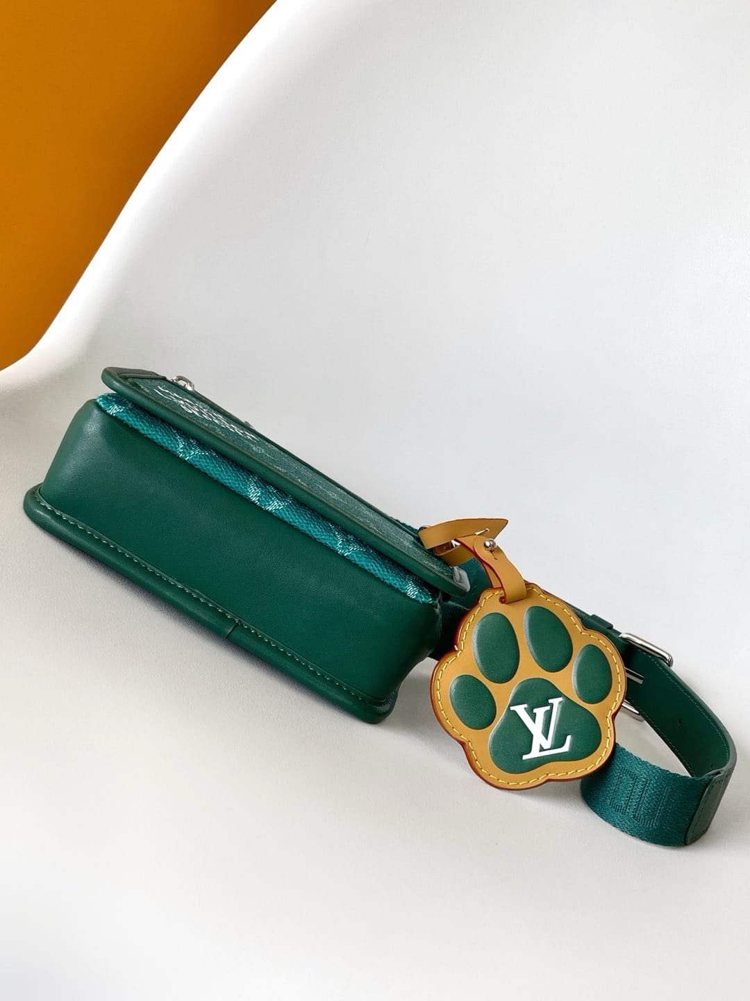 L0vis Vvtt0n M12637 Bosphore Wearable Wallet