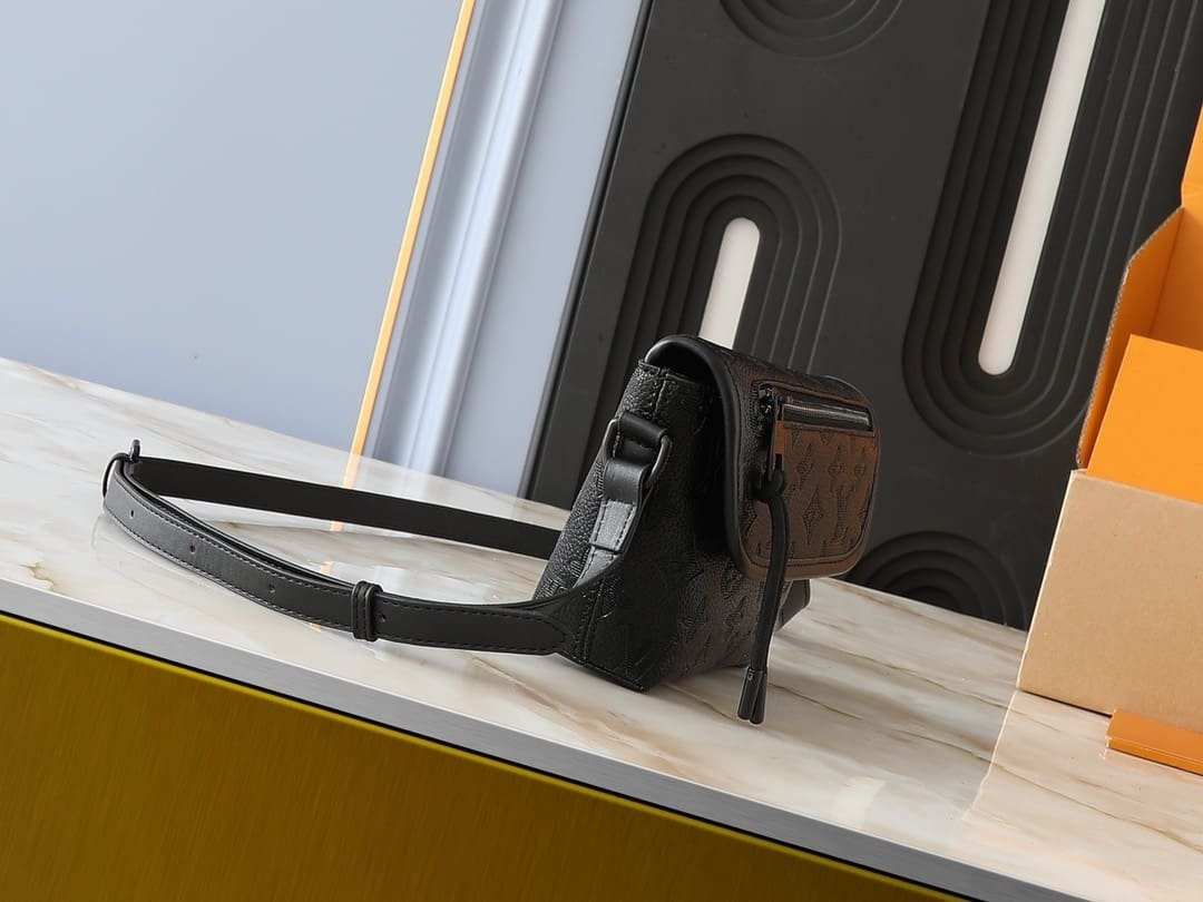 L0vis Vvtt0n M12636 Pulse Wearable Wallet