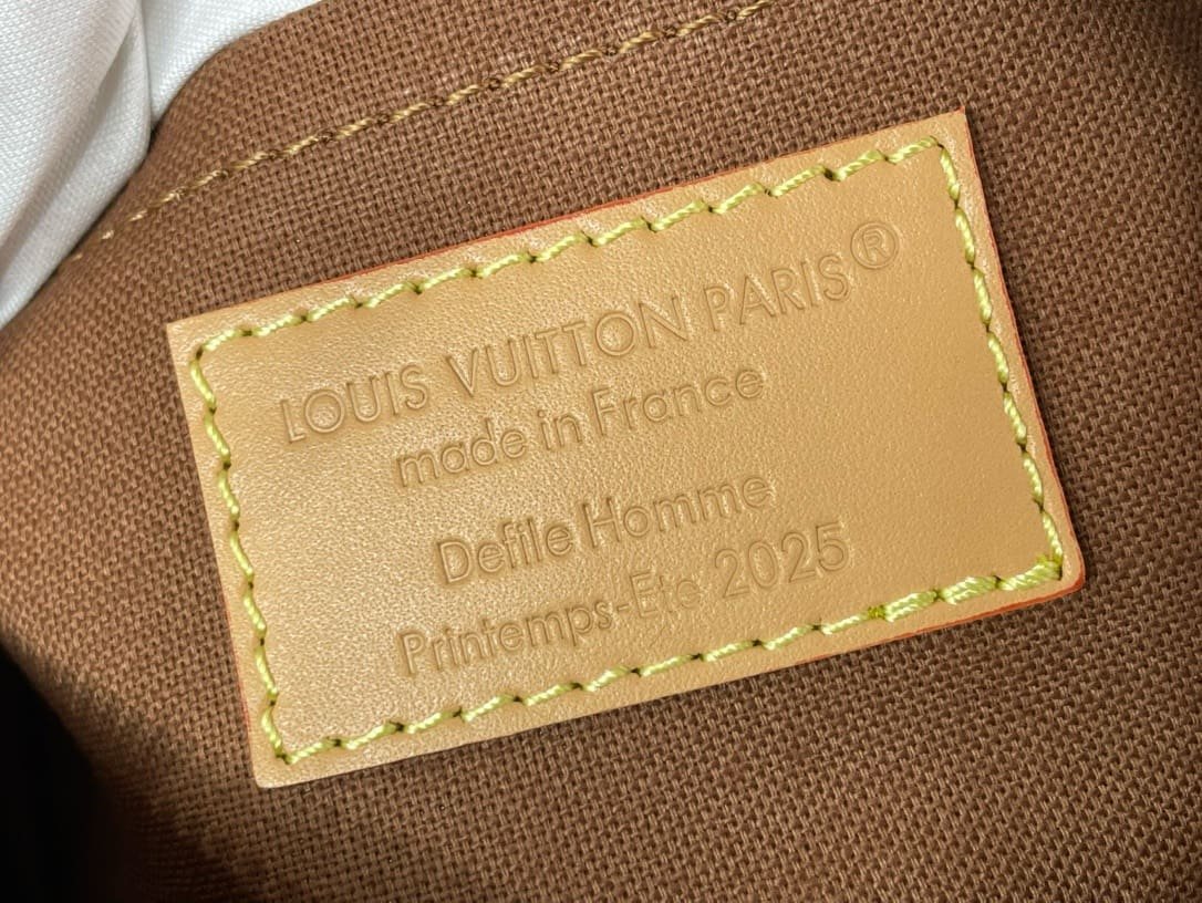 L0vis Vvtt0n M26020 Trocadéro Wearable Wallet