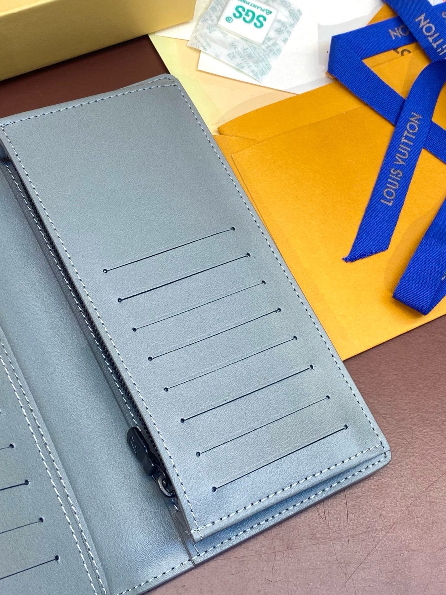 L0vis Vvtt0n M81335 Brazza Wallet
