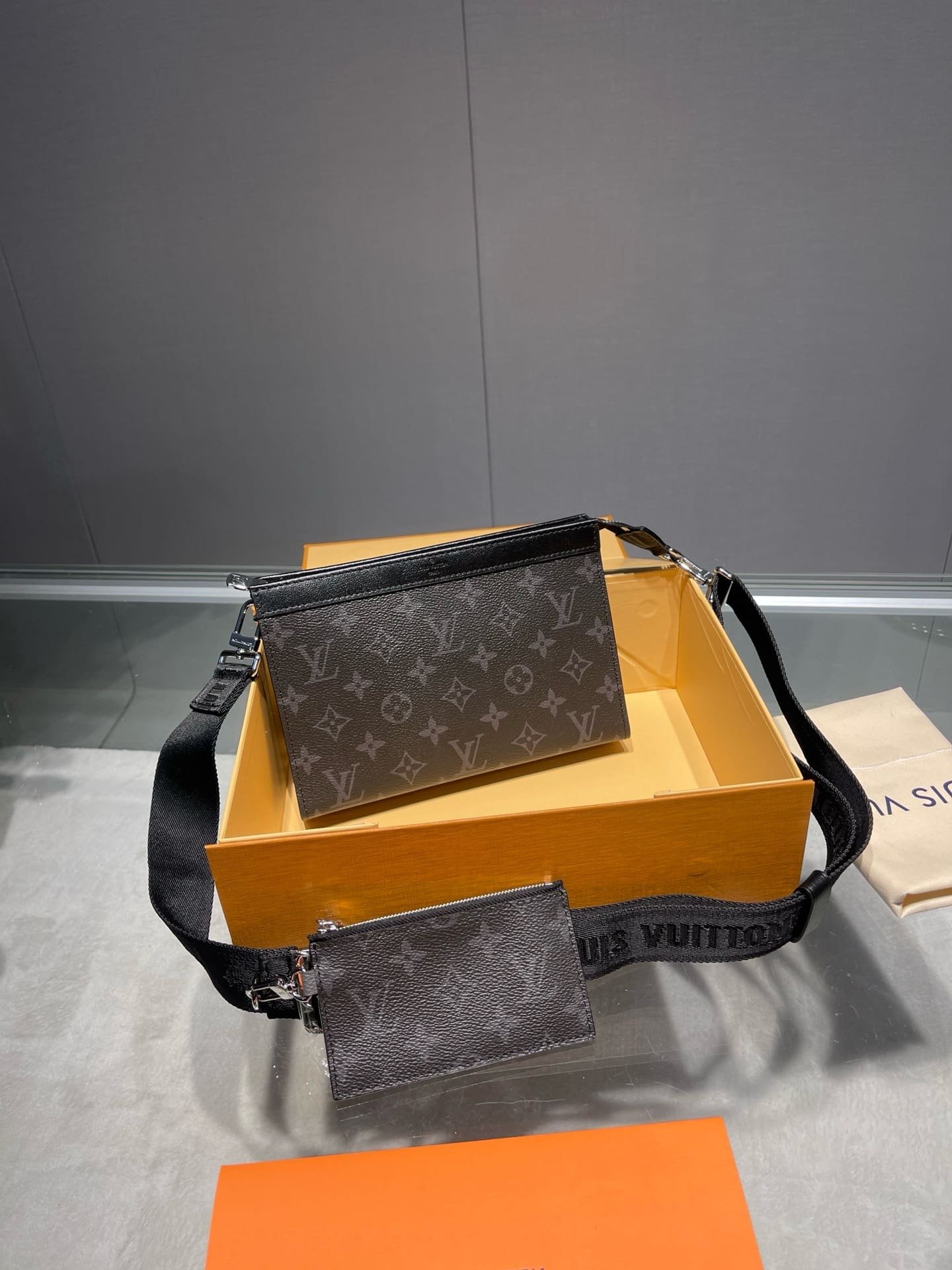 L0vis Vvtt0n M81124 Gaston Wearable Wallet