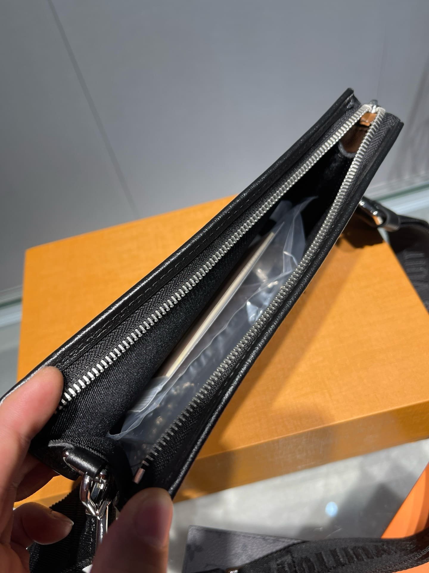 L0vis Vvtt0n M81124 Gaston Wearable Wallet