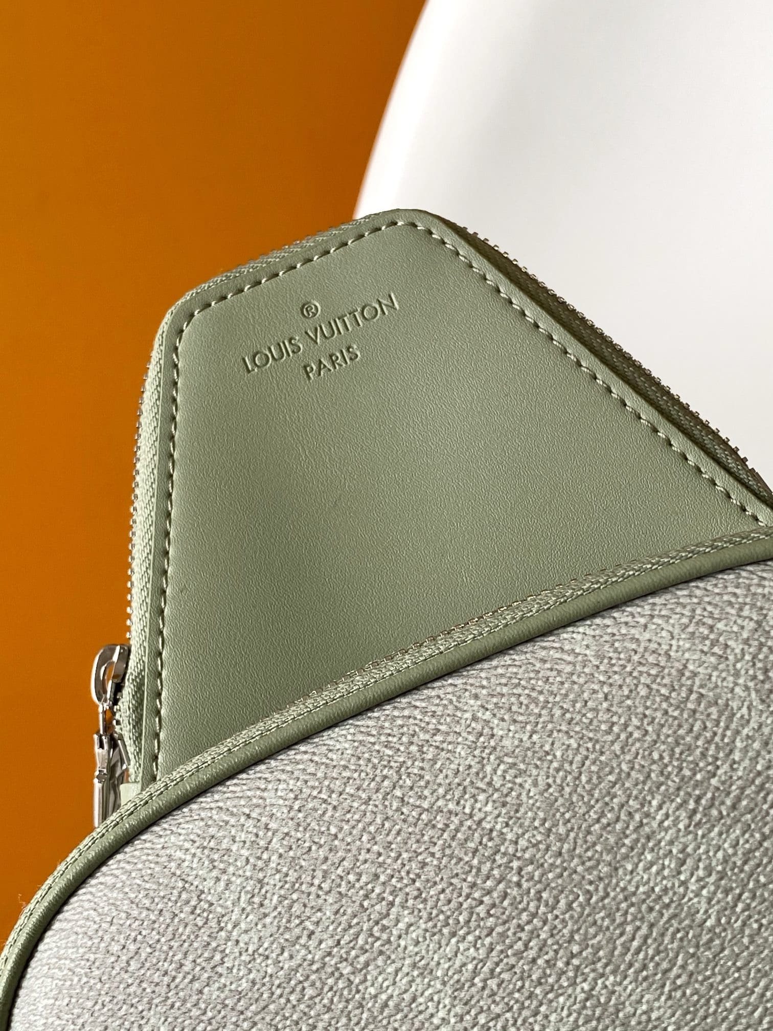 L0vis Vvtt0n M11702 Avenue Slingbag