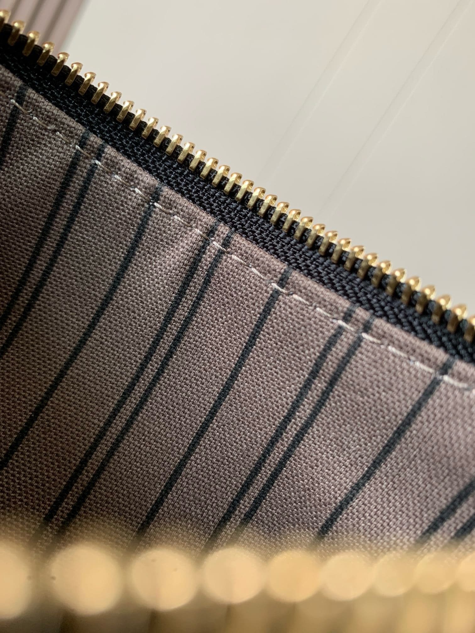 L0vis Vvtt0n M80349 Easy Pouch On Strap