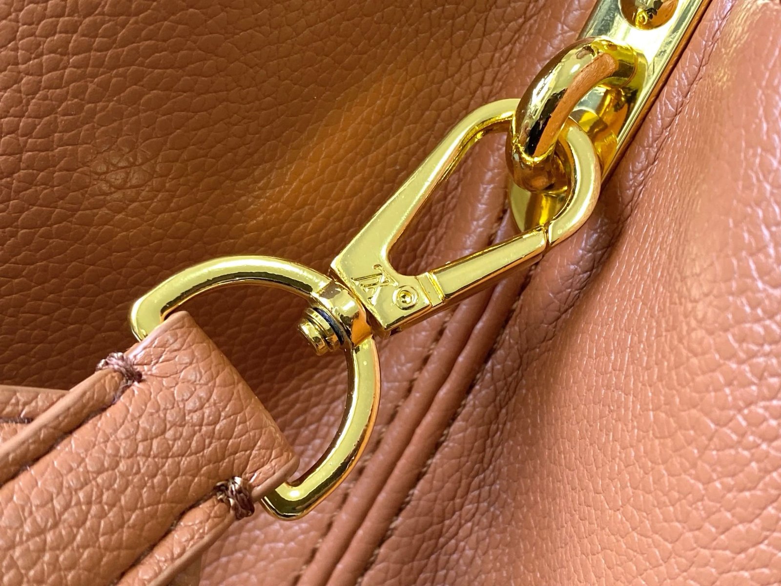 L0vis Vvtt0n M24620 Large CAPUCINES SOUPLE BAG