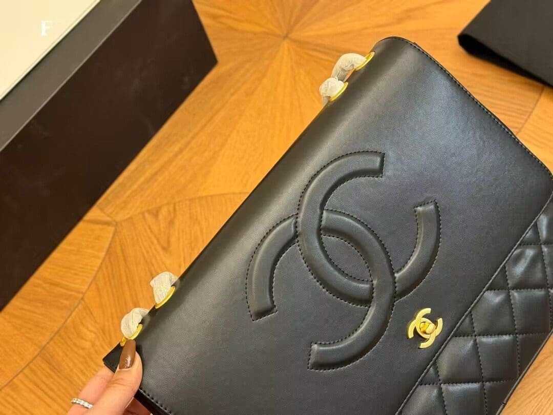 Ch**el 1992 shoulder bag with flap top
