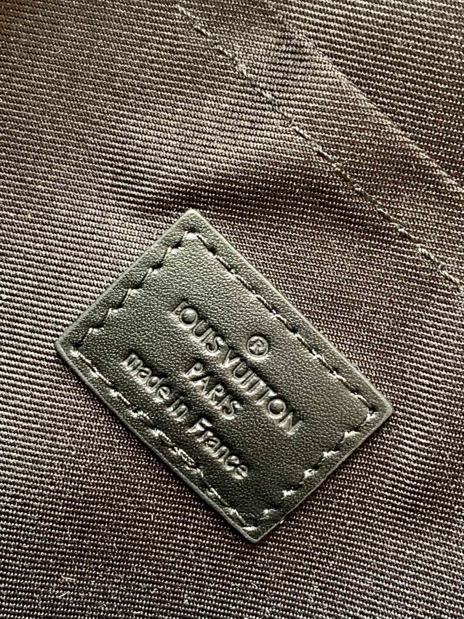 L0vis Vvtt0n M23736 Pilot Slingbag