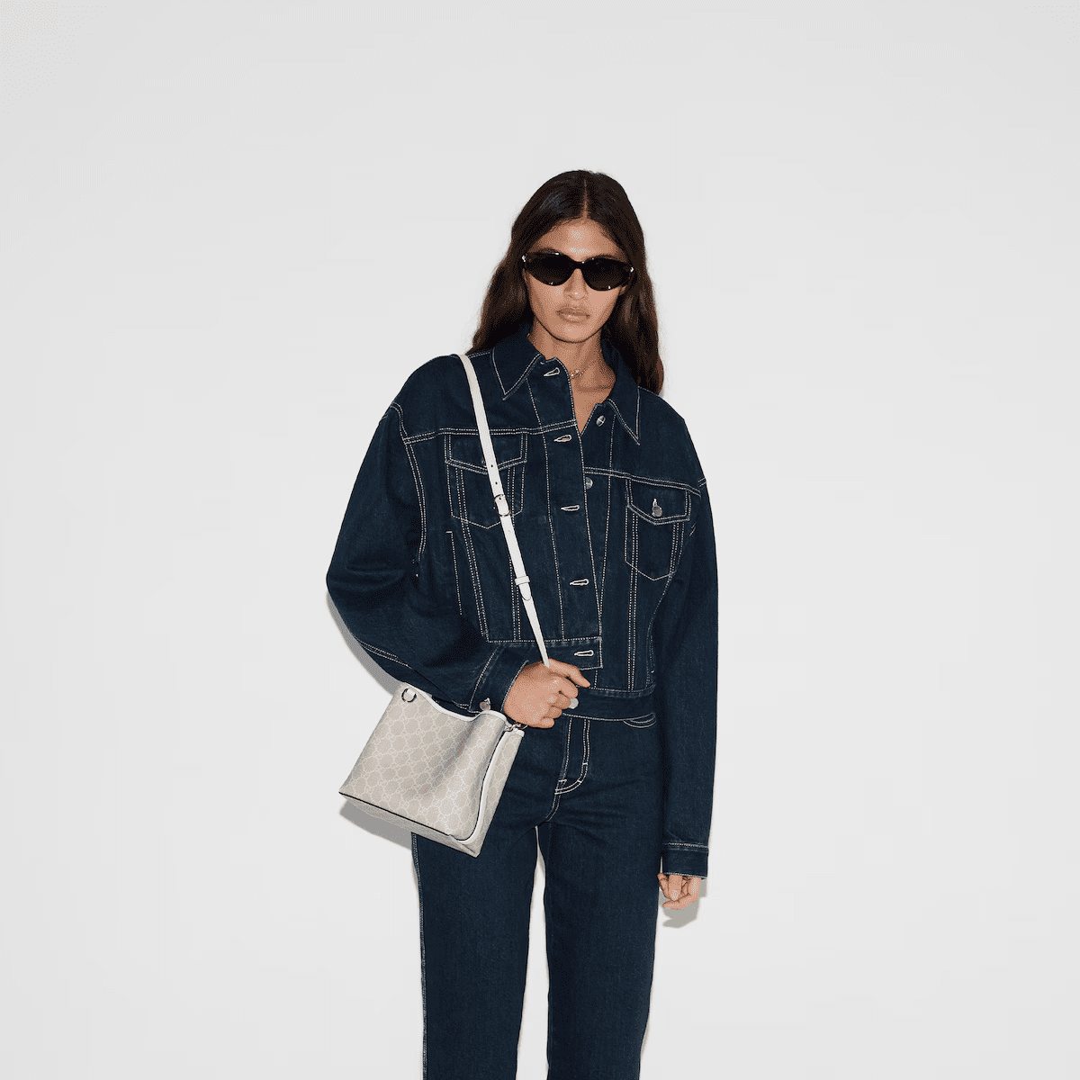 Gvc*1 EMBLEM SMALL BUCKET BAG
