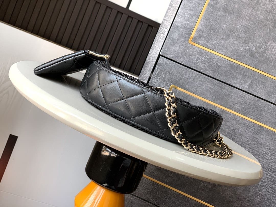 Ch**el Spring-Summer 2025 Clutch with Chain