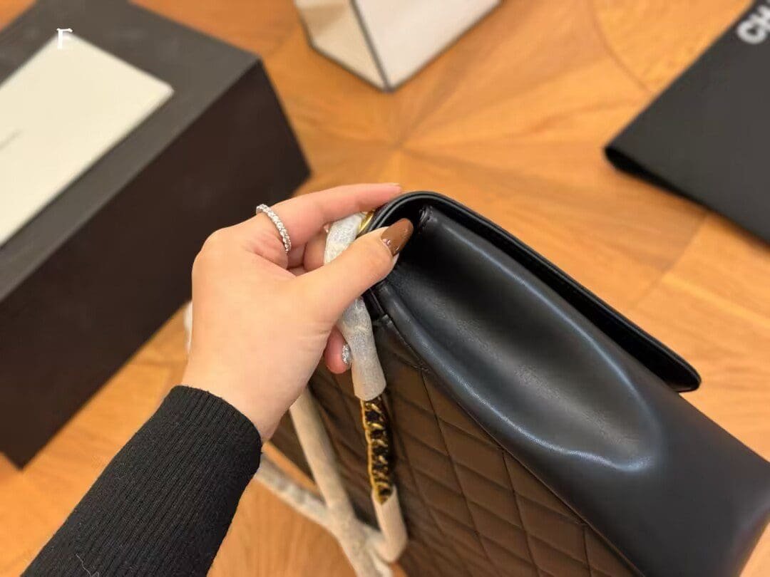 Ch**el 1992 shoulder bag with flap top
