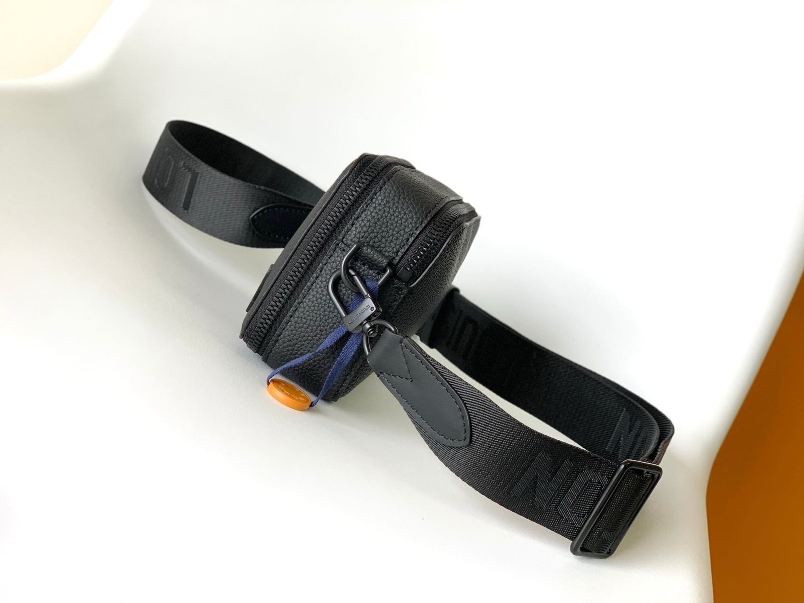 L0vis Vvtt0n M59161 Alpha Wearable Wallet