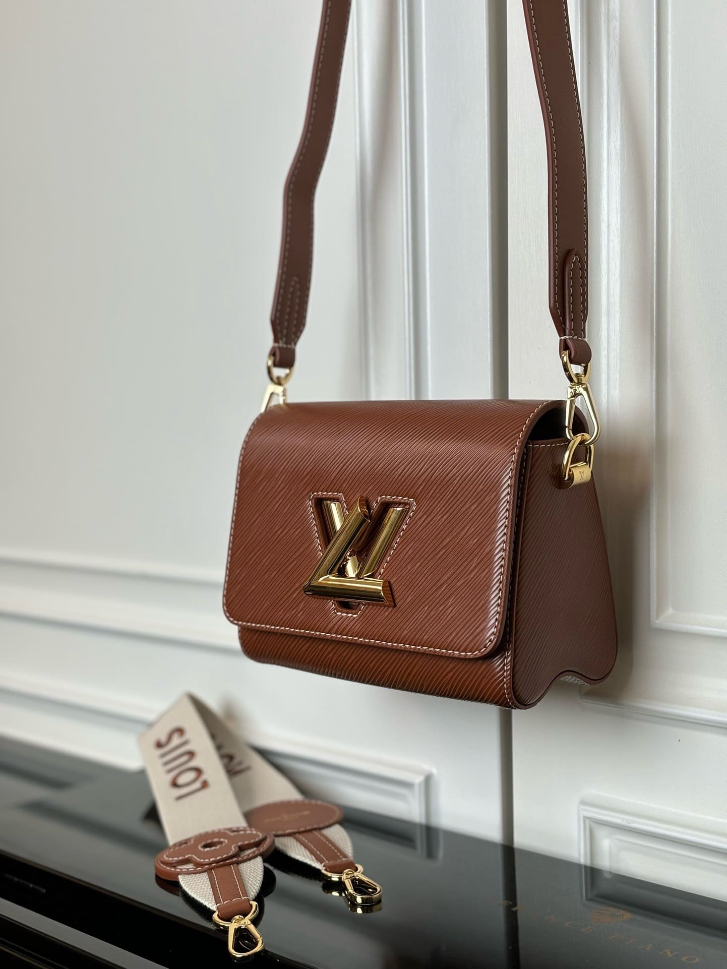 L0vis Vvtt0n M24758 TWIST Medium Handbag