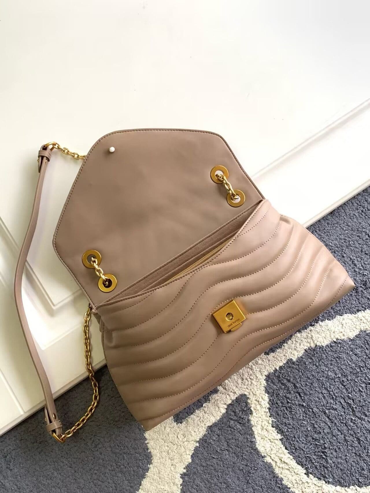 L0vis Vvtt0n M21614 New Wave Chain Bag GM Taupe