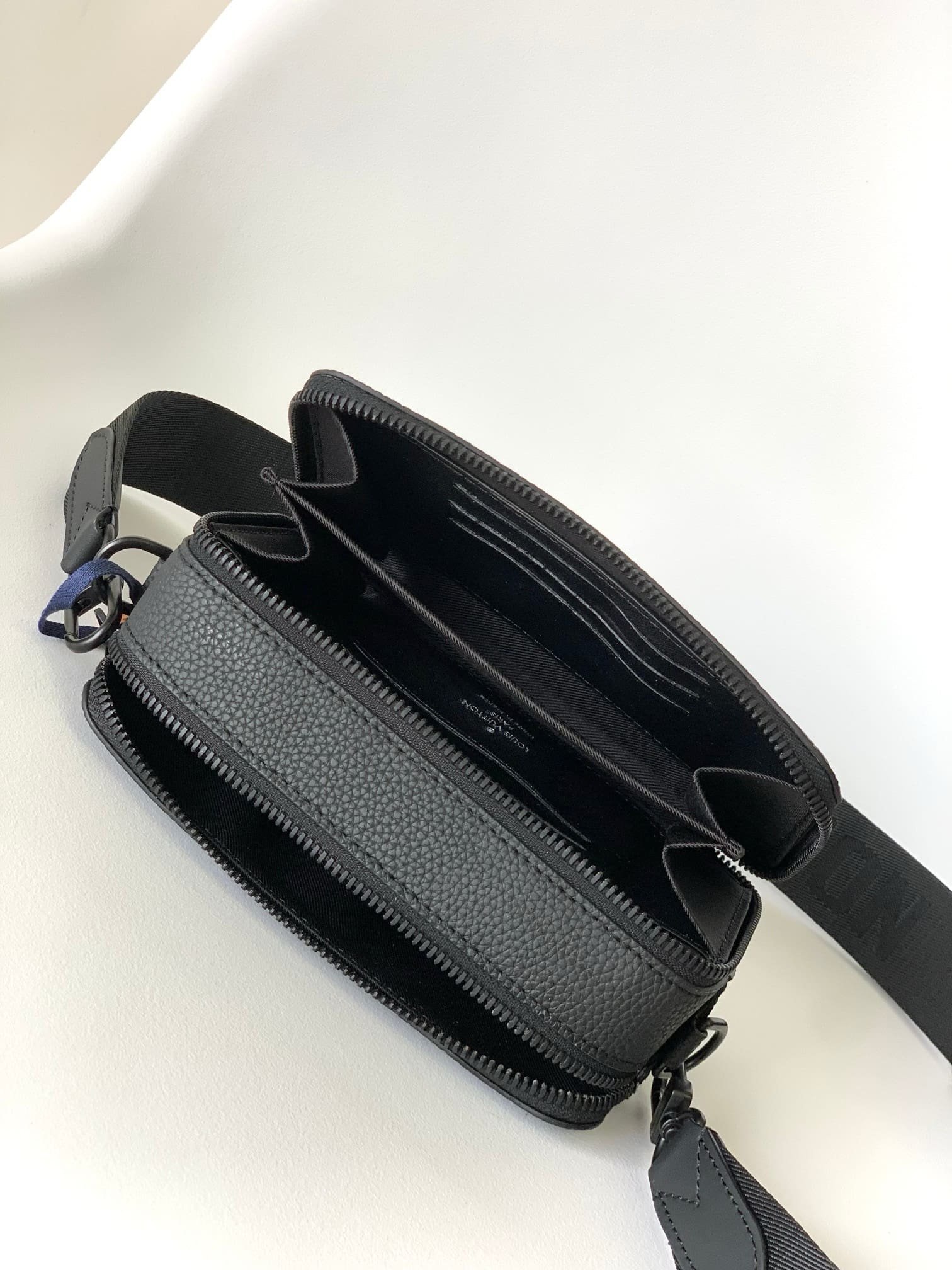 L0vis Vvtt0n M59161 Alpha Wearable Wallet